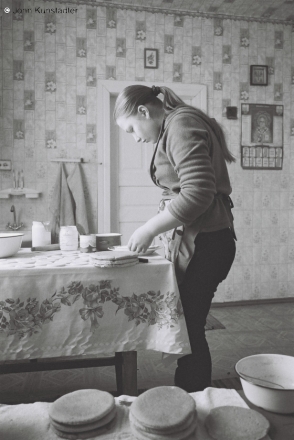 interior-light-xii-tanja-making-cakes-tsjerablichy-2012-2012021-f1160029