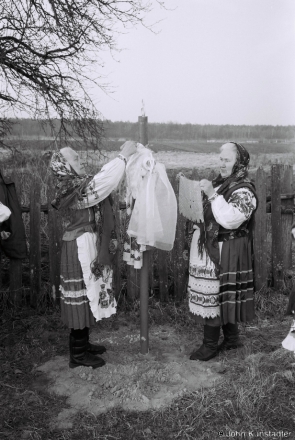 Dressing Roadside Crosses on Easter Morning, Daniljevichy 2015, F1120011(2015089b-.jpg