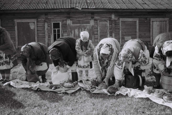 Awaiting the Blessing of Easter Bread, Easter Morning, Daniljevichy 2015, F1140003(2015096a-.jpg