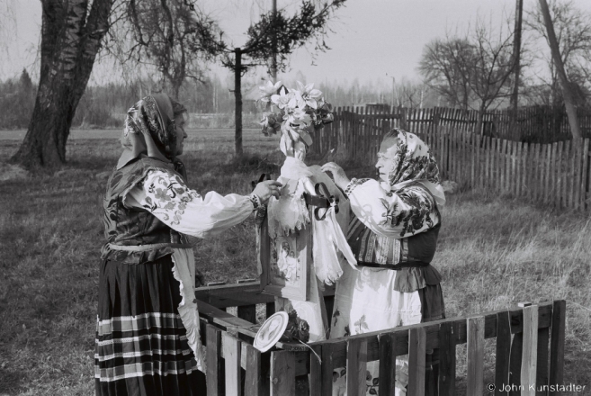 Burning Last Year's Cloths, Holy Saturday, Daniljevichy 2015, F1140037(2015083b-.jpg