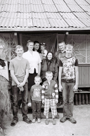 1.Granny Maryja Mal'tsjevich Flanked by Her Daughter-in-Law Aljona and Son Ivan with Other Family Members, Tsjerablichy 2015, 2015293-4A(2)(000005