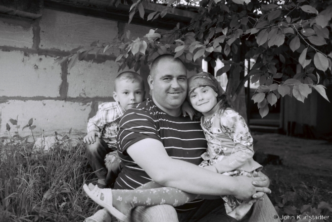 1.Ivan with Two of His Kids, Tsjerablichy 2015, F1130002(2015189-