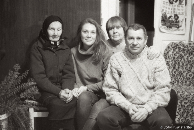 1.Three Generations on the Eve of Granny Prosja's 100th Birthday, Tsjerablichy 2018, 2018005a- (F1050009