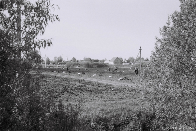 10.Planting-Potatoes-Tsjerablichy-2014-2014129b-36A