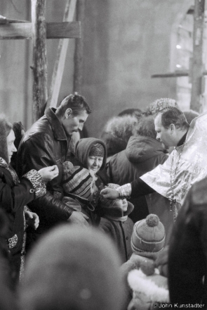 kissing-of-the-cross-for-vadokhryshcha-tsjerablichy-2014-11-f10000322014012