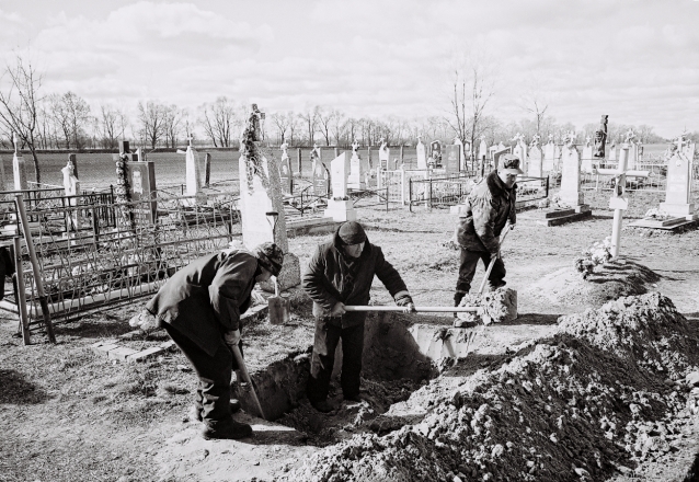 12.Digging Babulja Nadzja Jaromich's Grave, Tsjerablichy New Cemetery 2016, 2016081b- (2) (000048