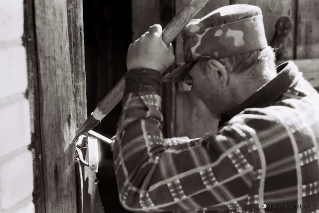 13.Granddad-Vasil-Repairing-a-Hoe-Tsjerablichy-2016-2016158-11A