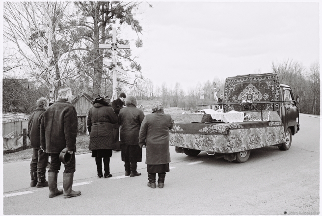 15.Prayers for Babulja Nadzja Jaromich at the Second Roadside Cross, Tsjerablichy 2016, 2016084- (000065