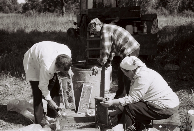 15.Granddad-Vasil-Spinning-Honey-Pripet-Marshes-nr.-Tsjerablichy-2018-2018132b_18A