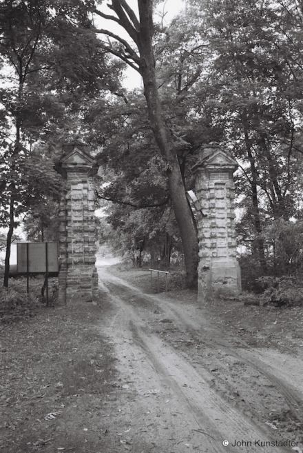 18.Gate-Former-Estate-Park-of-the-Kuzhanjetski-Family-Dubaj-2012-2012300-07