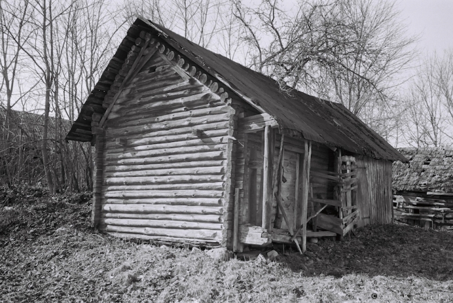 18a.Old-Barn-with-Overhang-Vjalikaja-Mysa-2016-2016116-9A