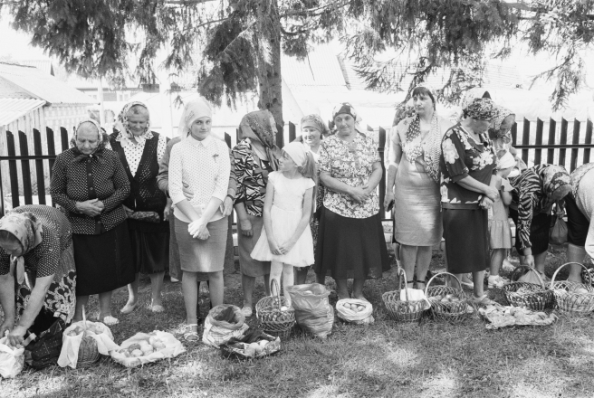 1a.Awaiting-the-Blessing-of-Apples-Jablychny-Spas-Feast-of-the-Transfiguration-Azdamichy-2019-2019176-21A