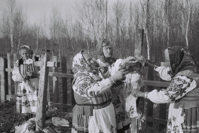 Burning Last Year's Cloths, Holy Saturday, Daniljevichy 2015, F1120014(2015086-.jpg
