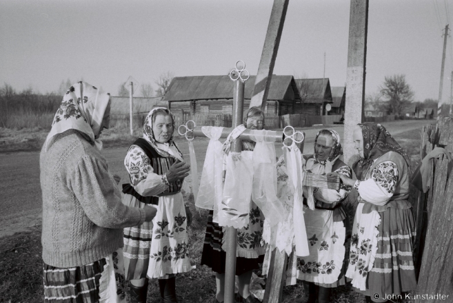 Burning Last Year's Cloths, Holy Saturday, Daniljevichy 2015, F1180012(2015087-.jpg