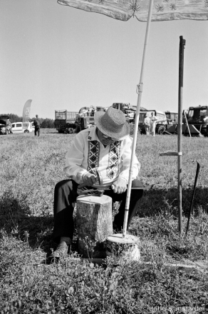 1a.Scythe Repair, Sporauski Scything Competition, Vysokaje 2016, 2016259c-29A (00130028