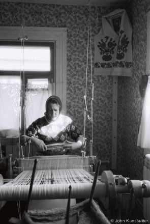 1a.Vjerka Weaving on Granny Vul'ljana's Loom, Tsjerablichy 2017, 2017080- (F1010006