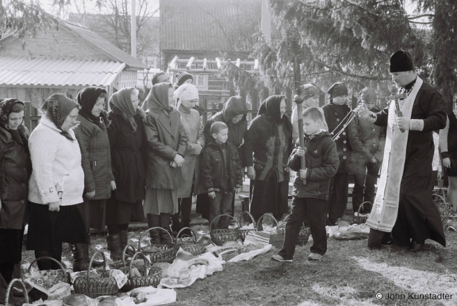 1b.Blessing-of-Easter-Bread-for-Tsjerabljuki-on-Holy-Saturday-Azdamichy-2012-2012086-8A
