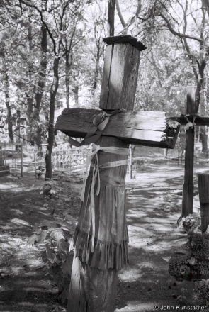 1b.Crosses of Belarus LXIX, Cleaning and Decorating Graves for Radaunitsa, Tsjerablichy 2016, 2016159-17A (F1180018