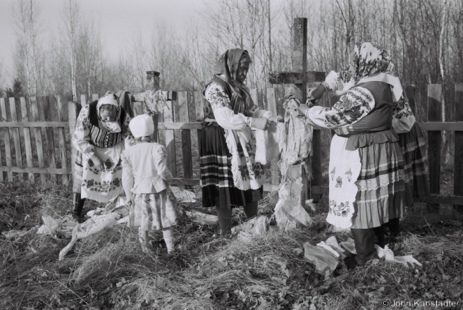 Burning Last Year's Cloths, Holy Saturday, Daniljevichy 2015, F1120019(2015086-.jpg