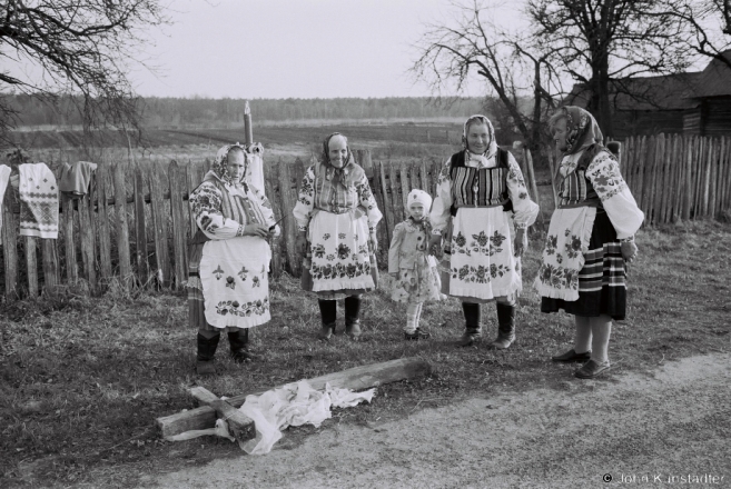 Burning Last Year's Cloths, Holy Saturday, Daniljevichy 2015, F1180025(2015087-.jpg