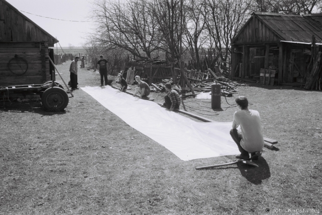 1b.Lapping Plastic Sheeting for Hothouse, Tsjerablichy 2015, F1070034(2015082-.jpg