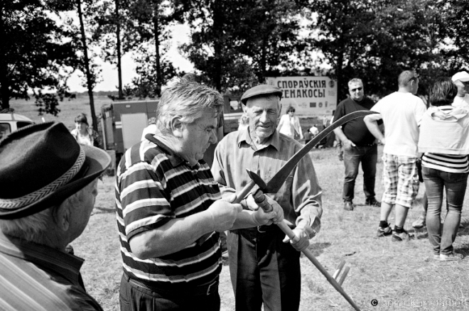 1b.Scythe Repair, Sporauski Scything Competition, Vysokaje 2016, 2016262-29A (00020029