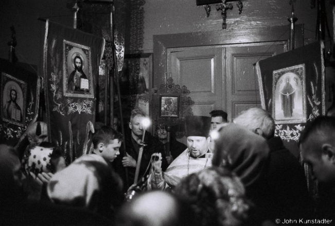 1c.Announcing-the-Resurrection-before-the-Closed-Doors-All-Night-Orthodox-Easter-Service-Azdamichy-2018-2018049_24A