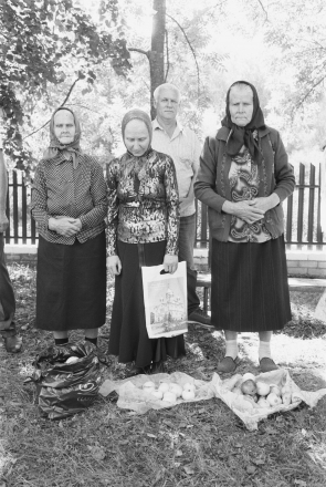 1c.Awaiting-the-Blessing-of-Apples-Jablychny-Spas-Feast-of-the-Transfiguration-Azdamichy-2019-2019176-25A
