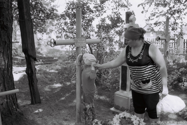 1c.Crosses of Belarus LXIX, Cleaning and Decorating Graves for Radaunitsa, Tsjerablichy 2016, 2016159-21A (F1180022