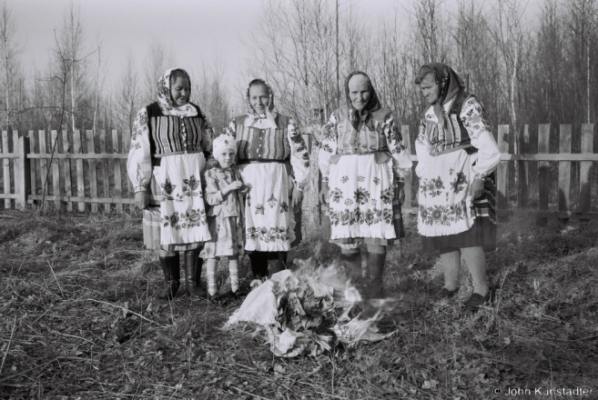 Burning Last Year's Cloths, Holy Saturday, Daniljevichy 2015, F1120028(2015086-.jpg