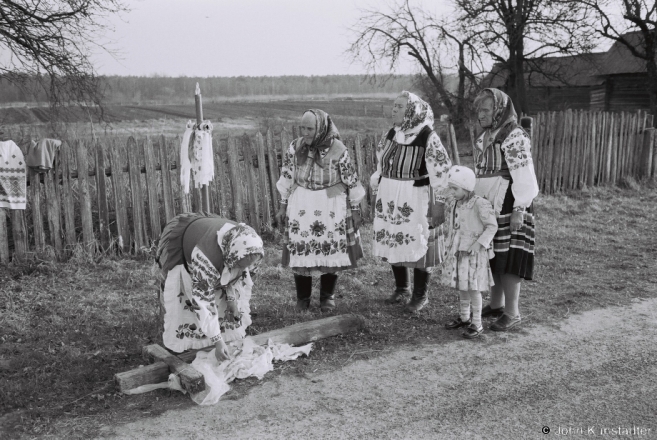 Burning Last Year's Cloths, Holy Saturday, Daniljevichy 2015, F1180026(2015087-.jpg