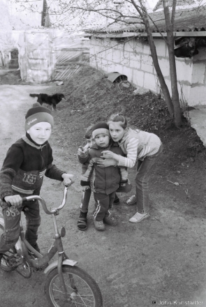 1c.Jahor and Chesa Distract Jelisjej for the Photo, Tsjerablichy 2017, 2017078b- (F1010018