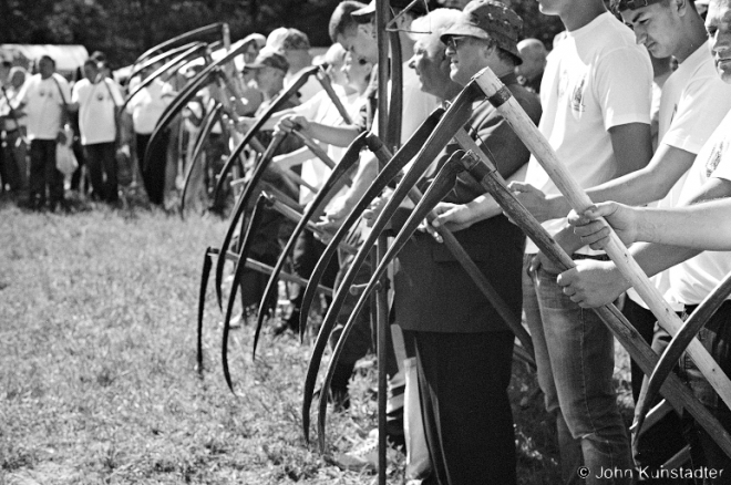 1c.Presentation of Scythers, Sporauski Scything Competion, Vysokaje 2016, 2016261-9A (00140009