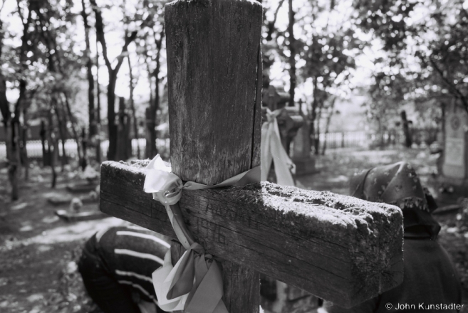 1d.Crosses of Belarus LXIX, Cleaning and Decorating Graves for Radaunitsa, Tsjerablichy 2016, 2016161-9A (F1040010