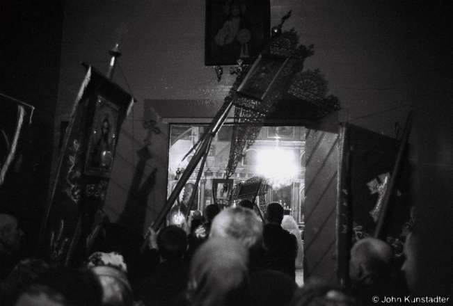 1d.Entering-the-Church-after-the-Proclamation-of-the-Resurrection-All-Night-Orthodox-Easter-Service-Azdamichy-2018-2018049_29A