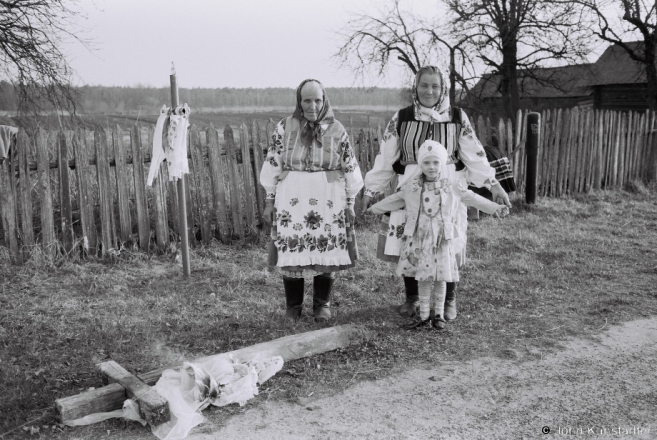 Burning Last Year's Cloths, Holy Saturday, Daniljevichy 2015, F1180028(2015087-.jpg