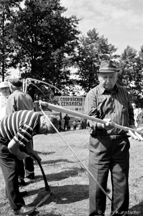 1d.Ivan Makouchyk Repairing a Scythe, Sporauski Scything Competition, Vysokaje 2016,2016262-24A (00020024