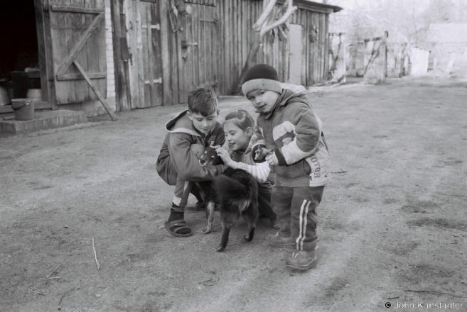 1d.Jelisjej Gets Used to the Camera, Tsjerablichy 2017, 2017078b- (F1010020