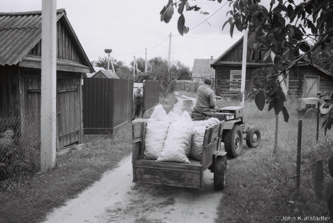 1e.Harvesting Potatoes from Field Allotment, Tsjerablichy 2017, 2017221a- (F1030011