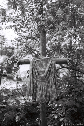 1e.Crosses of Belarus LXIX, Cleaning and Decorating Graves for Radaunitsa, Tsjerablichy 2016, 2016161-11A (F1040012