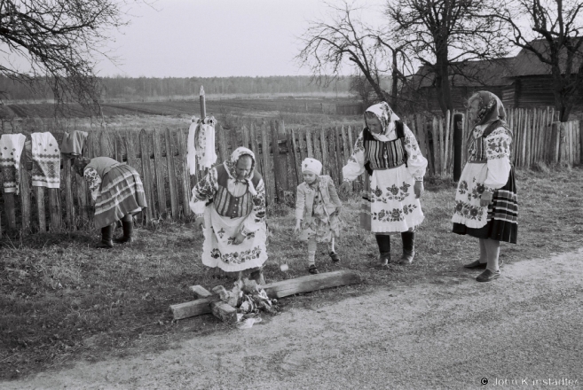 Burning Last Year's Cloths, Holy Saturday, Daniljevichy 2015, F1180036(2015087-.jpg