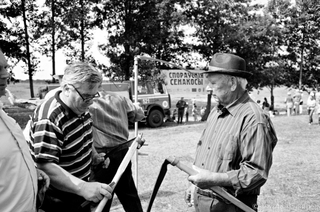 1e.Ivan Makouchyk Repairing a Scythe, Sporauski Scything Competition, Vysokaje 2016, 2016262-22A (00020022