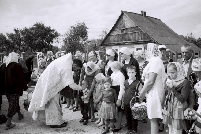1f.Kissing the Cross, Jablychny Spas, Tsjerablichy 2016, 2016274- (F1030002