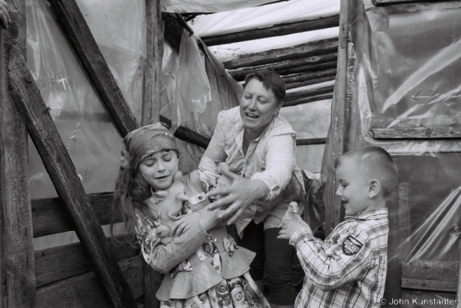 2Chesa and Mats'vjej with Their Aunt Virka, Tsjerablichy 2015, F1130009(2015189-