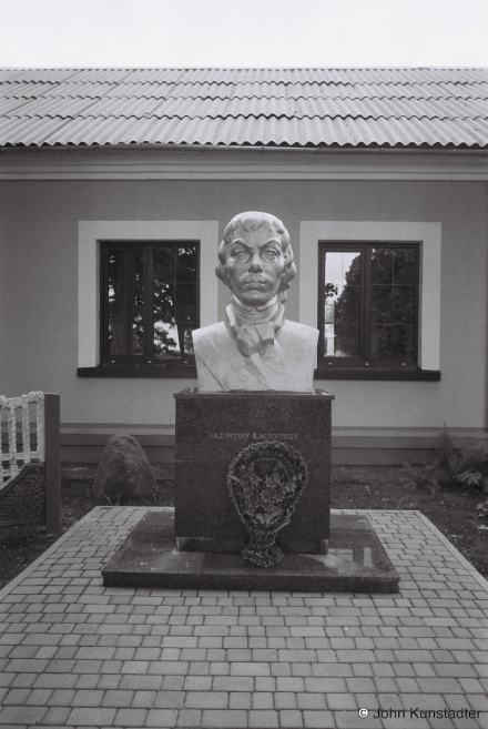 2.Bust-of-Tadeusz-Kosciuszko-on-Grounds-of-Former-Kosciuszko-Estate-Sakhnovichy-Malyja-2013-2013186-9A