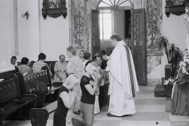 2.Distribution of Communion, Patronal Feast of Peter & Paul, Iuje 2016, 2016249- (F1190023