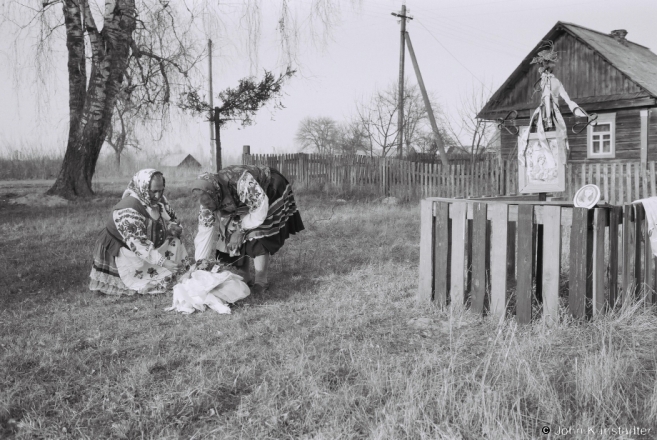 Burning Last Year's Cloths, Holy Saturday, Daniljevichy 2015, F1060025(2015084-.jpg