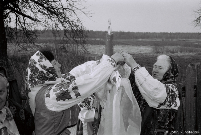 Dressing Roadside Crosses on Easter Morning, Daniljevichy 2015, F1120012(2015089b-.jpg