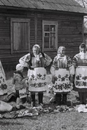 Awaiting the Blessing of Easter Bread, Easter Morning, Daniljevichy 2015, F1140010(2015096a-.jpg