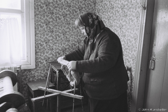2.Katsja Preparing to Wind Bobbins, Tsjerablichy 2017, 2017079- (F1050012